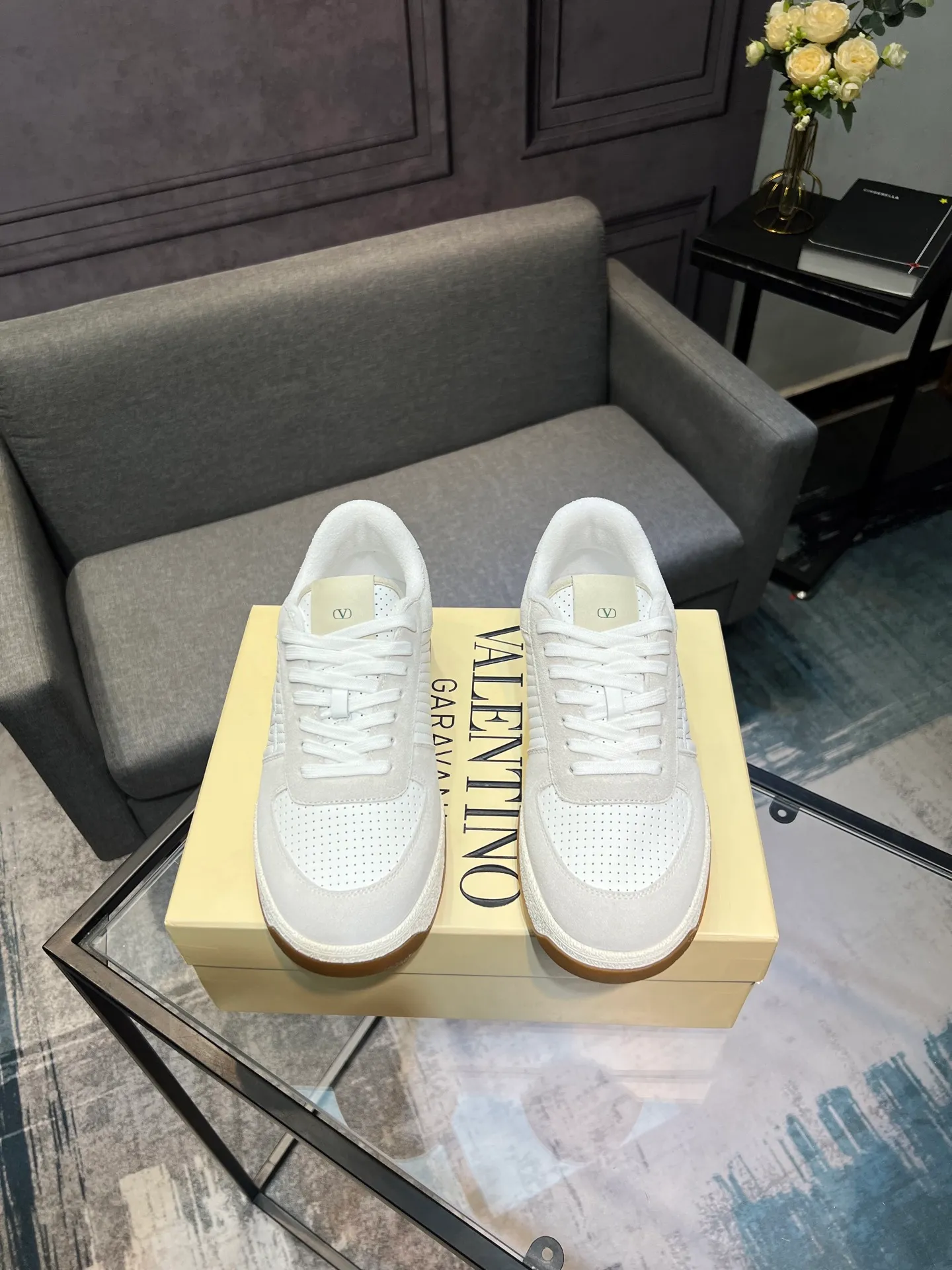 Men's shoes 💰720 VALENTINO Valentino 2025 popular casual sports shoes! 👍Fabric: Original custom punched + full-grain cowhide 👍Feet: cowhide + V-mark special injection insole (original 1:1) 👍Outsole: TPR+raw rubber combination wear-resistant outsole 👍Packaging: original beige full set of noble counter packaging 👍Code number: women's 35-41, men's 38-45 women's 40.41 men's 45.46 customized